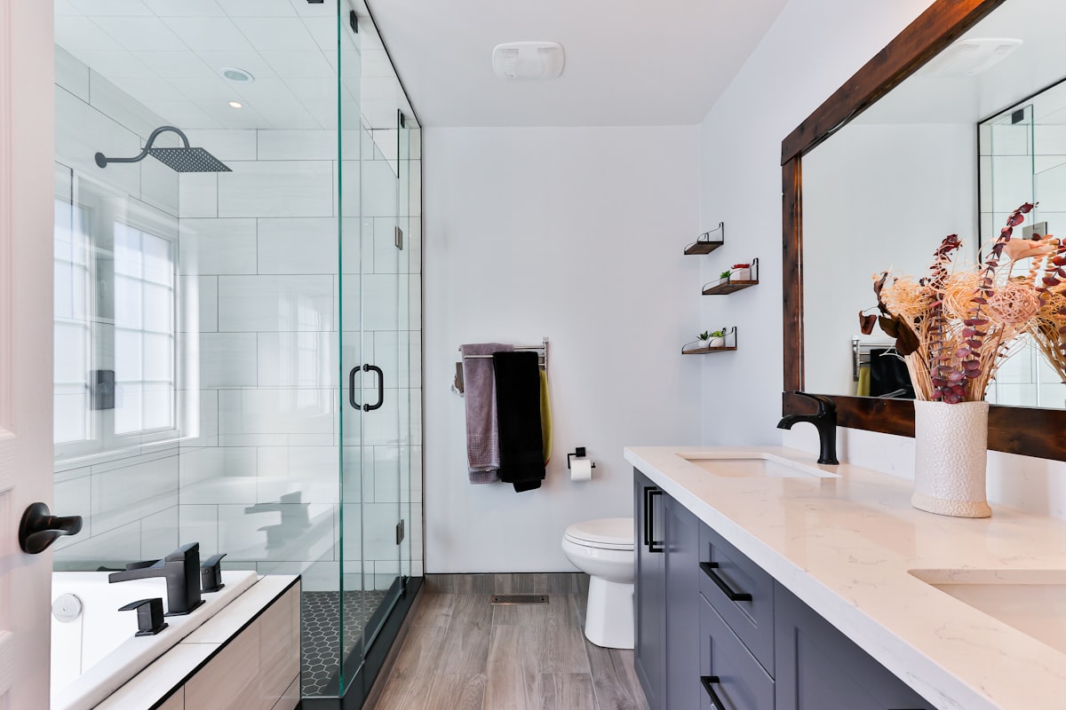 Vakkundig tegelwerk in badkamer
